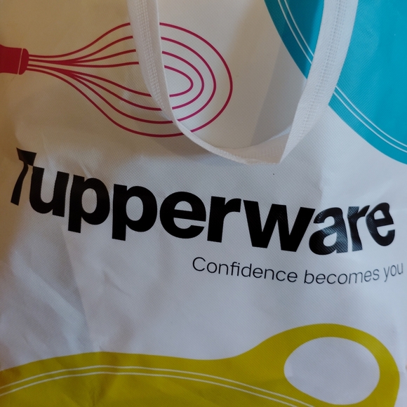 Tupperware 2 Qt. Classic Sheer Round Refrigerator Pitcher Thirst Quencher - Pink - Picture 13 of 14